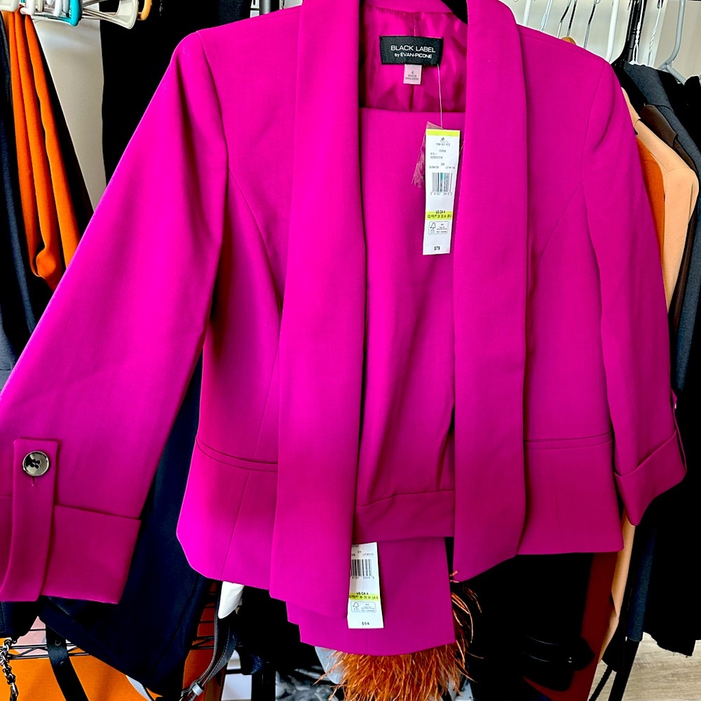 Suit, jacket and pants NEW size 4